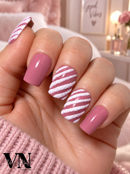Press on nails Blush vieux rose avec rayures blanches texturées, manucure faite main Venuza Nails