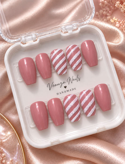 Press on nails Blush vieux rose avec rayures blanches texturées, manucure faite main Venuza Nails