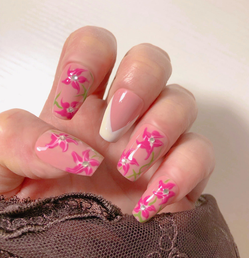 faux-ongles-roses-french-pointue-fleurs-roses-strass-2