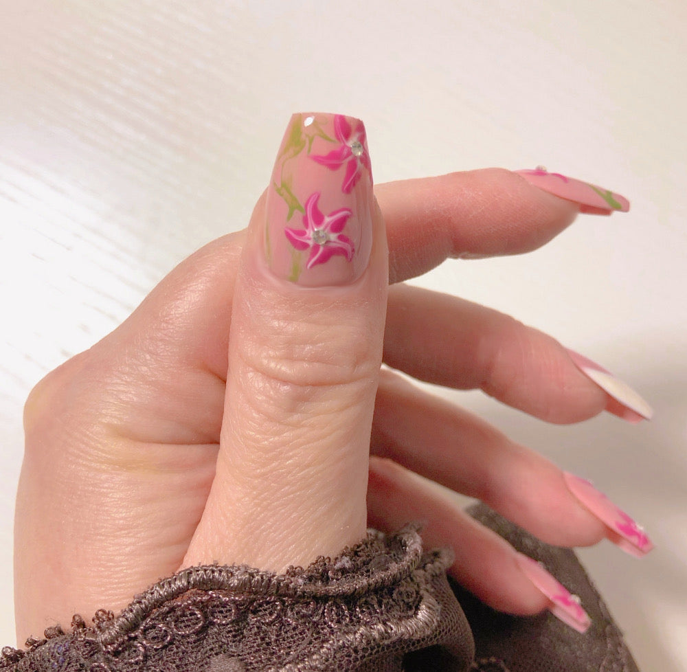 faux-ongles-roses-french-pointue-fleurs-roses-strass-3