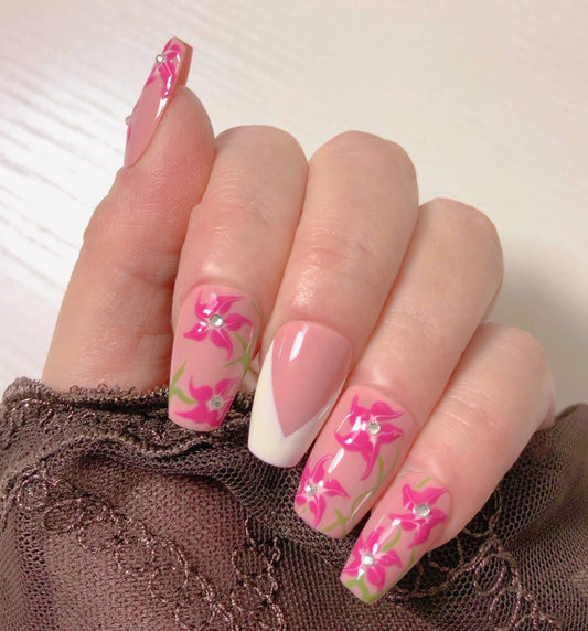 faux-ongles-roses-french-pointue-fleurs-roses-strass-4