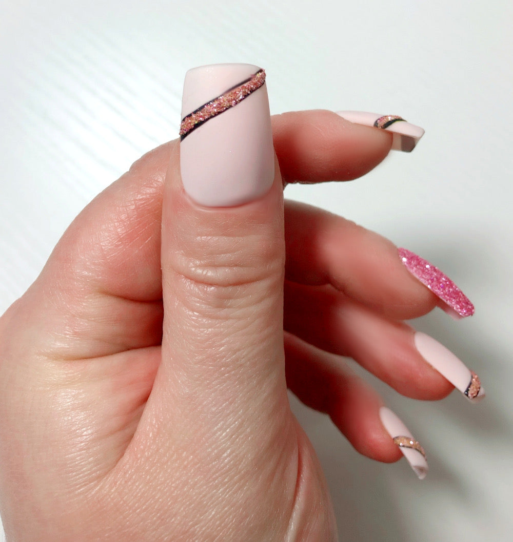 faux-ongles-roses-glitters-rubans-roses- Venuza Nails