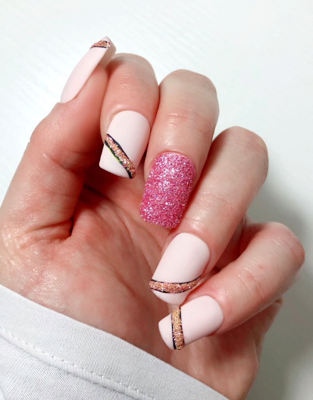 faux-ongles-roses-glitters-rubans-roses - Venuza Nails