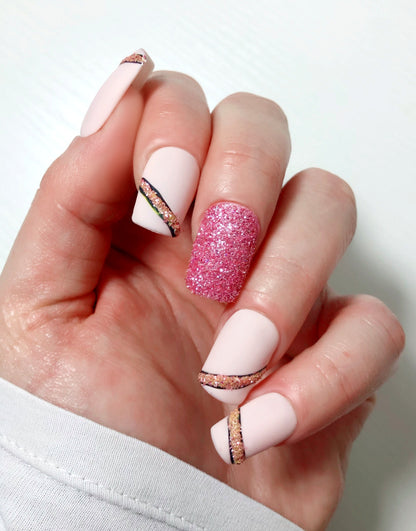 faux-ongles-roses-glitters-rubans-roses - Venuza Nails