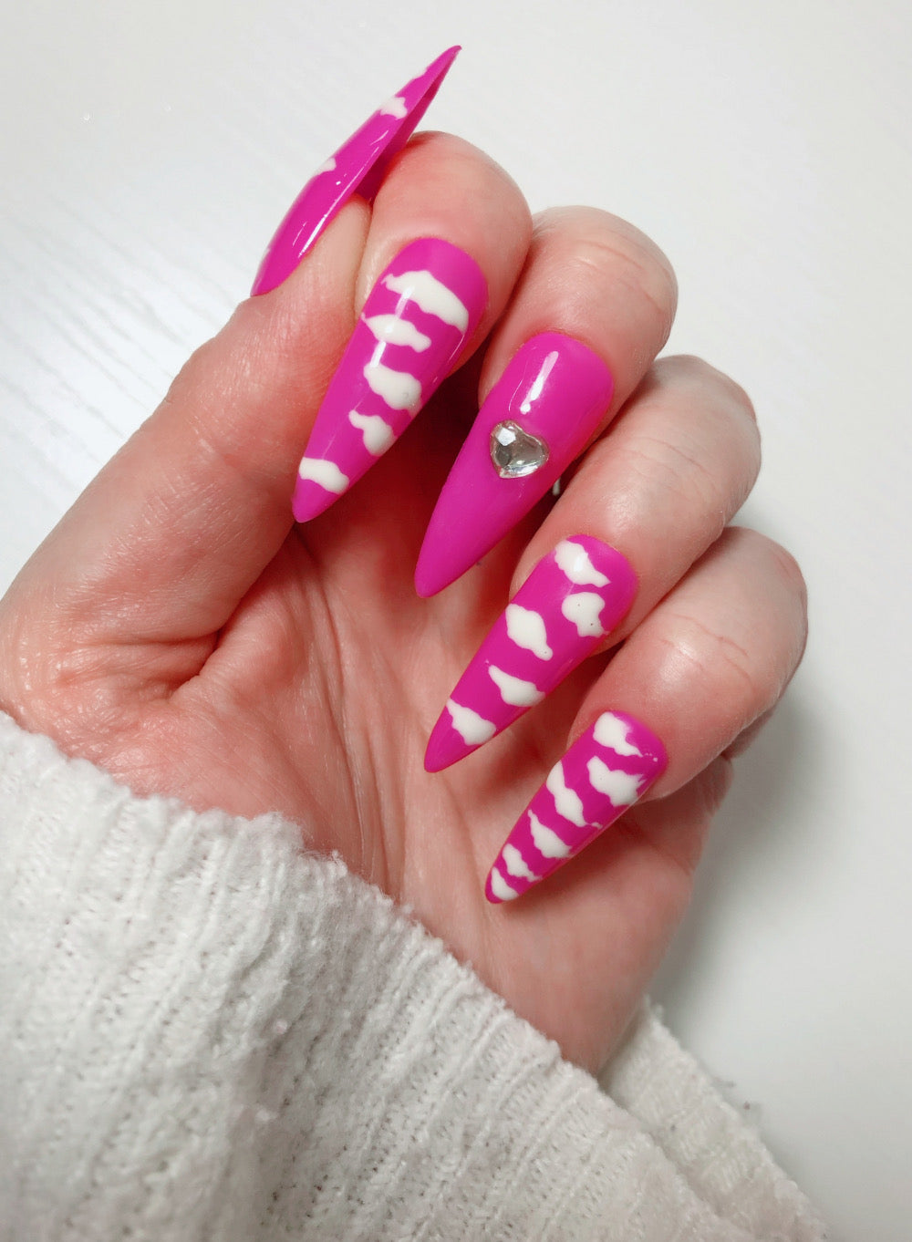 faux-ongles-roses-nuages-strass-1