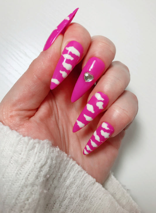 faux-ongles-roses-nuages-strass-1
