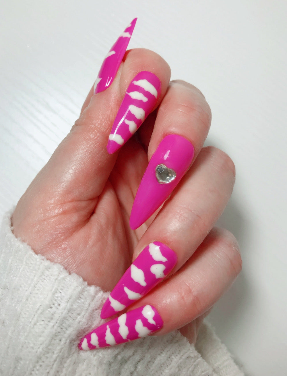 faux-ongles-roses-nuages-strass-2