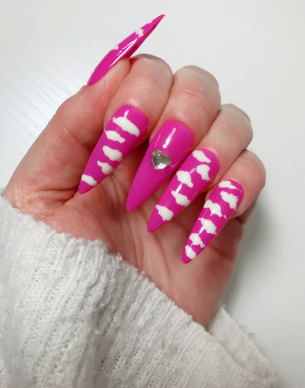 faux-ongles-roses-nuages-strass-4