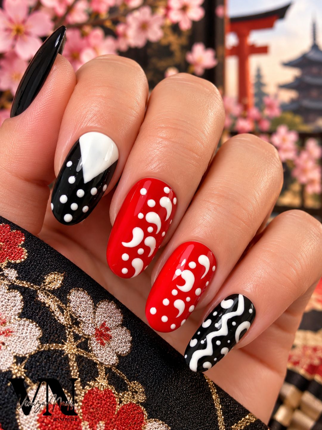 Press-on nails Geisha rouge et noir avec motifs blancs, forme ovale, inspiration japonaise