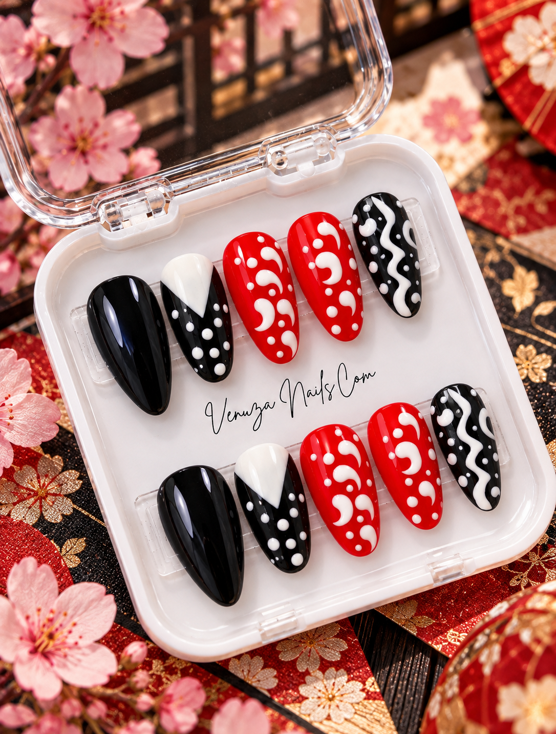 Press-on nails Geisha faits main rouge, noir et blanc dans leur coffret, inspiration japonaise