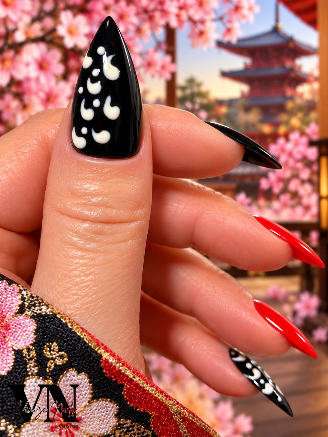 Press-on nails Geisha rouge et noir avec motifs blancs, forme stiletto, inspiration japonaise
