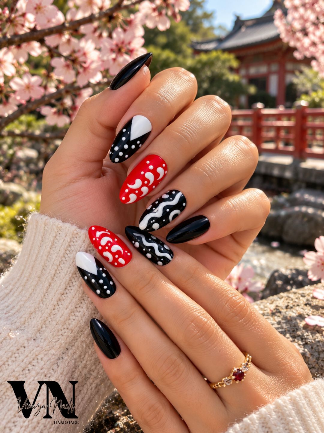 Jeune femme portant les press-on nails Geisha rouge, noir et blanc, nail art japonais élégant