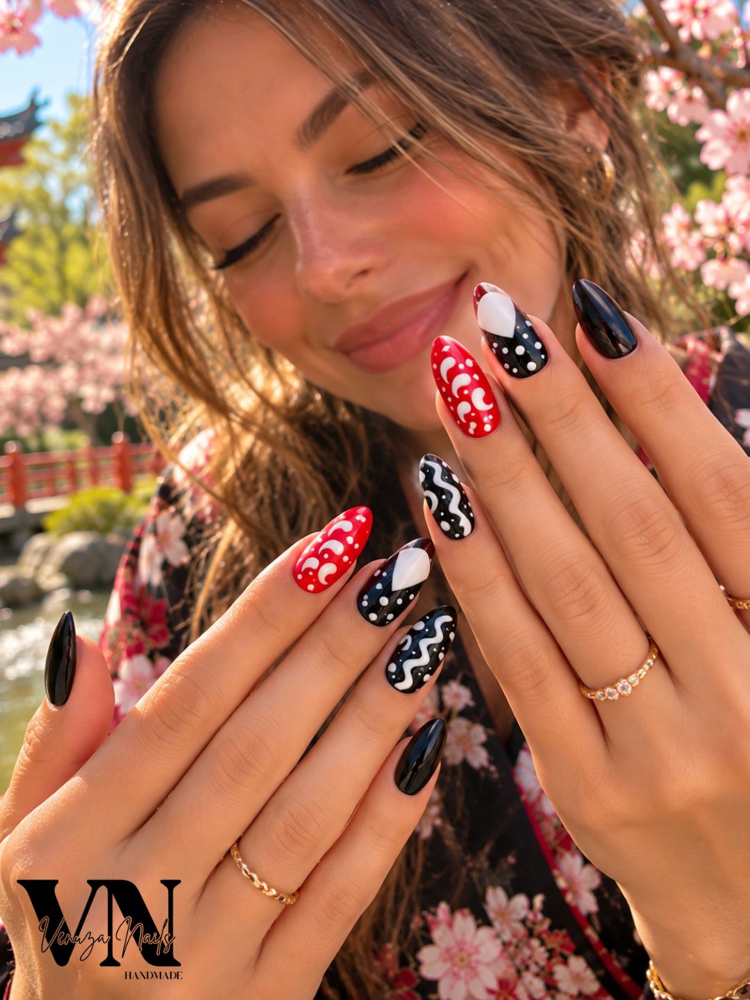 Jeune femme portant les press-on nails Geisha rouge, noir et blanc, nail art japonais élégant