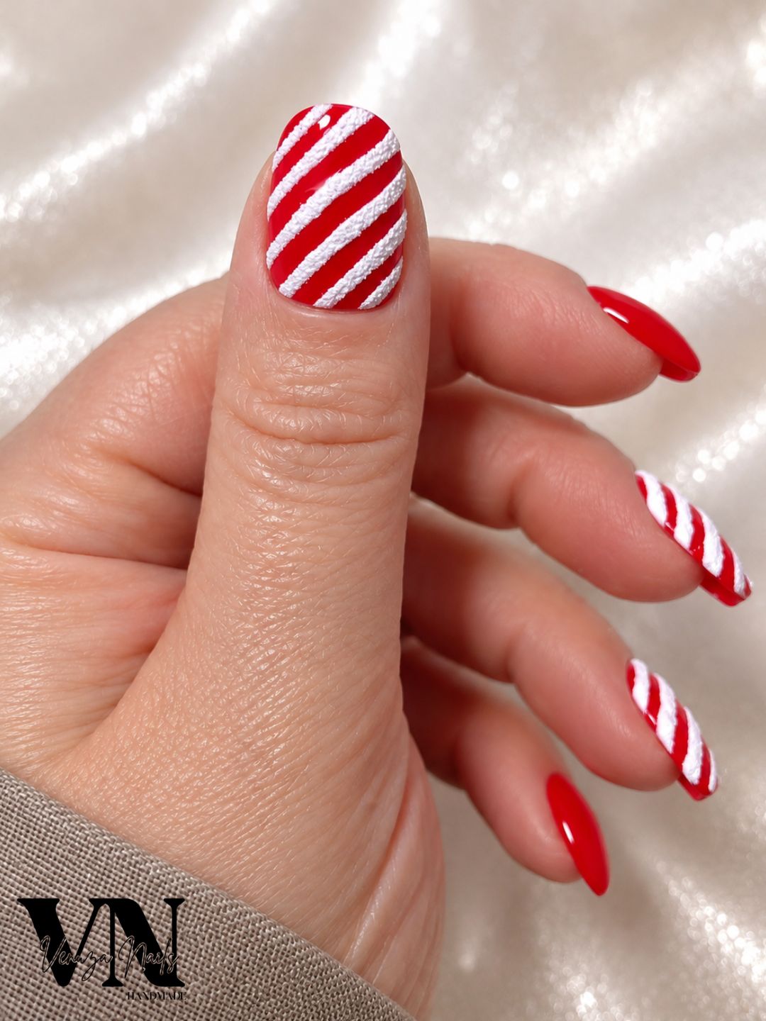 Nail art Noël rouge et blanc inspiration sucre d'orge Candy Cane par Venuza Nails