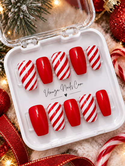 Nail art Noël rouge et blanc inspiration sucre d'orge Candy Cane par Venuza Nails
