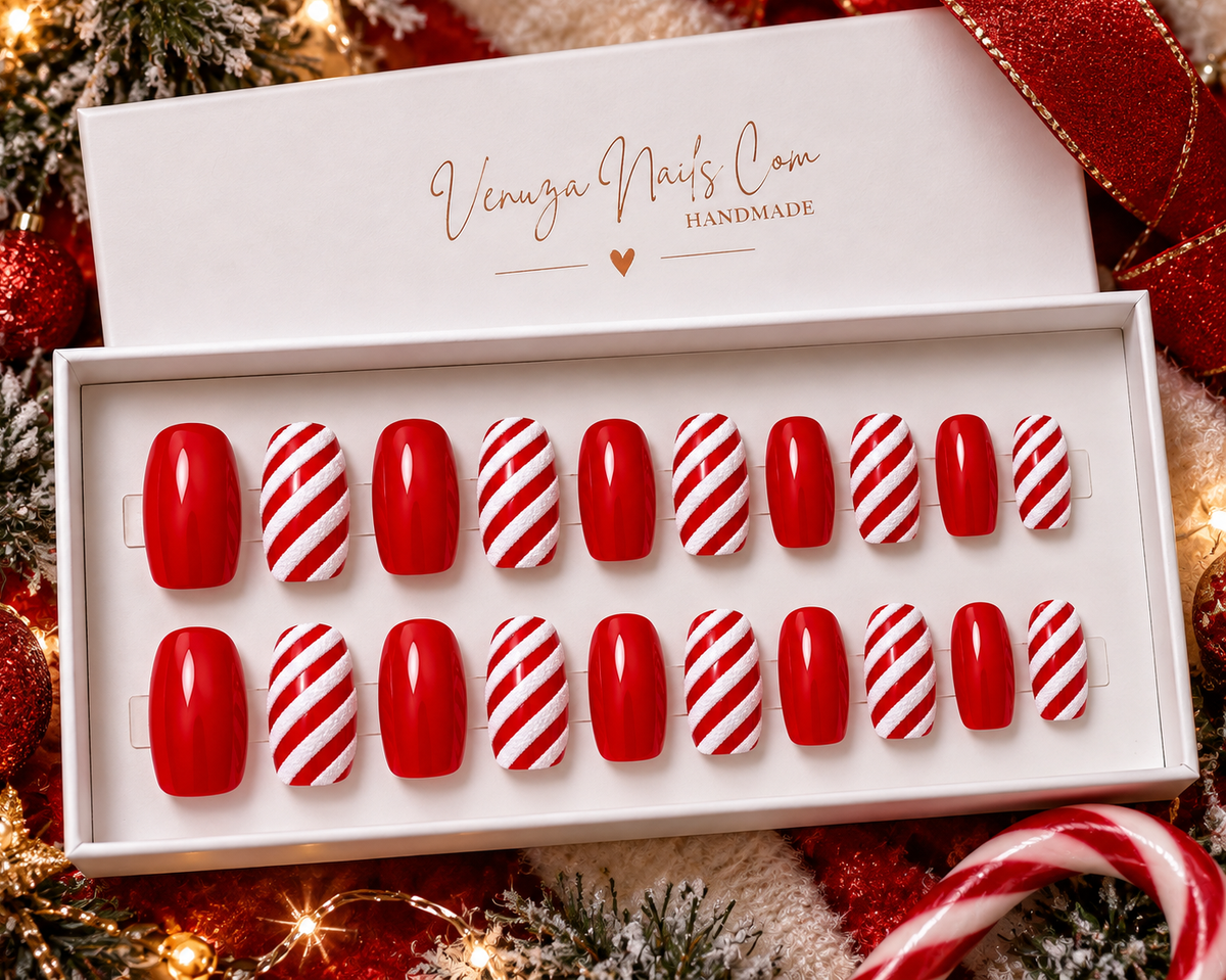 Nail art Noël rouge et blanc inspiration sucre d'orge Candy Cane par Venuza Nails