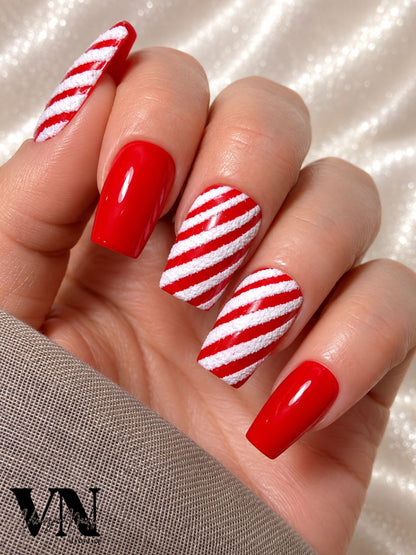 Nail art Noël rouge et blanc inspiration sucre d'orge Candy Cane par Venuza Nails