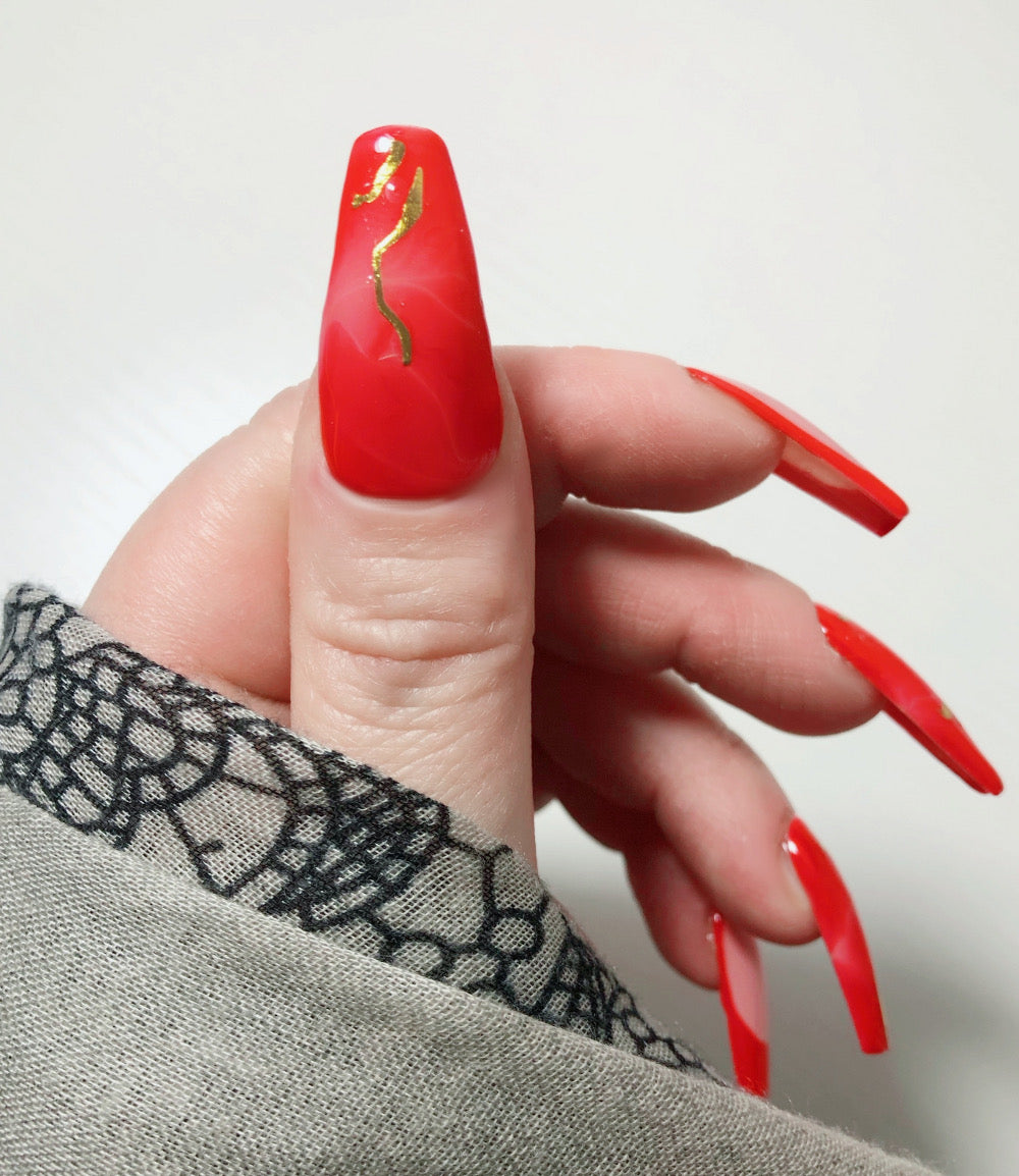 faux-ongles-rouges-french-manucure-rouge-marbre-gold-2