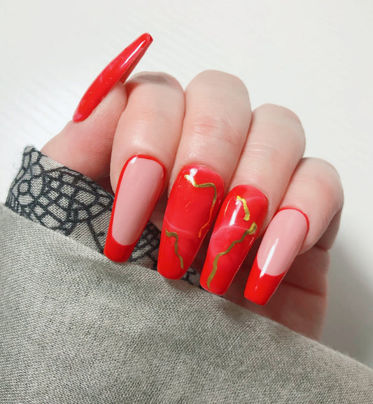 faux-ongles-rouges-french-manucure-rouge-marbre-gold-4