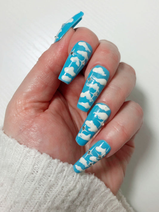 faux-ongles-turquoise-nuage-et-strass-1