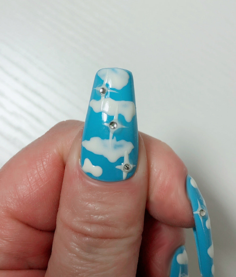 faux-ongles-turquoise-nuage-et-strass-2