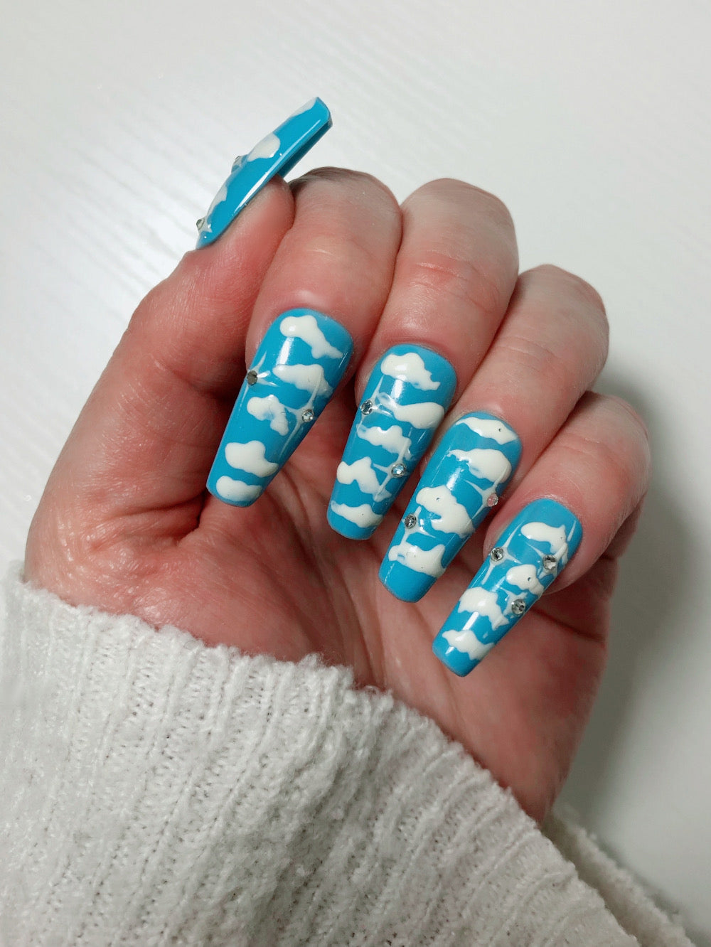 faux-ongles-turquoise-nuage-et-strass-3