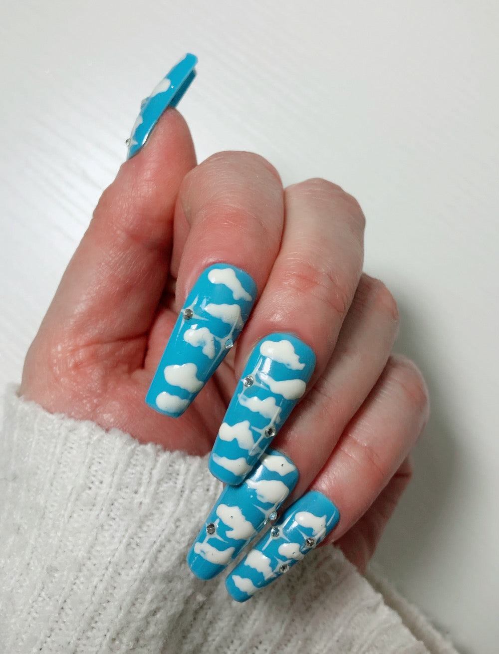 faux-ongles-turquoise-nuage-et-strass-4