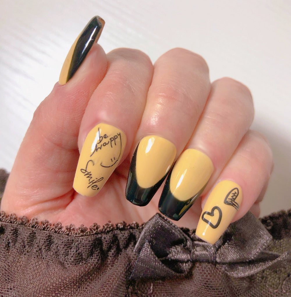 faux-ongles-vanille-french-manucure-noire-graffitis-1