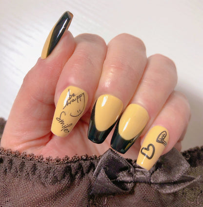 faux-ongles-vanille-french-manucure-noire-graffitis-1