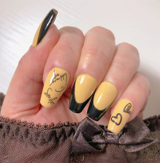 faux-ongles-vanille-french-manucure-noire-graffitis-1