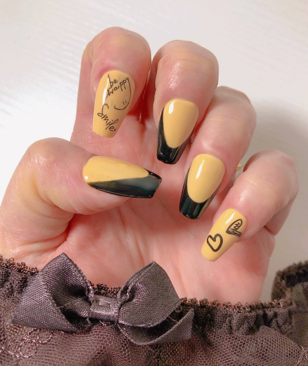 faux-ongles-vanille-french-manucure-noire-graffitis-2
