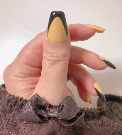 faux-ongles-vanille-french-manucure-noire-graffitis-3