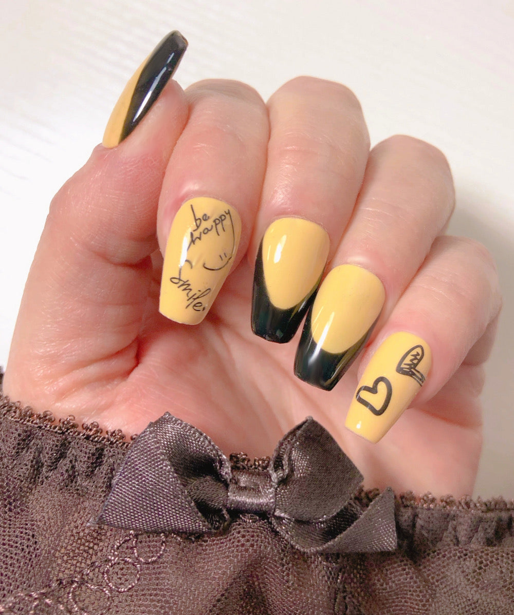 faux-ongles-vanille-french-manucure-noire-graffitis-4