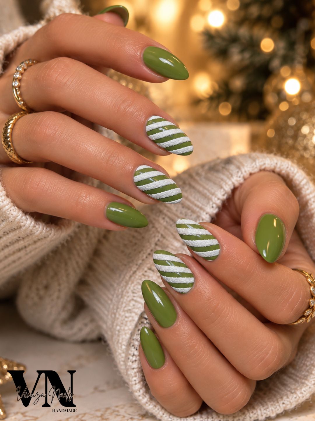 Press-on nails verts olive avec rayures blanches effet neige, forme amande, manucure festive faite main