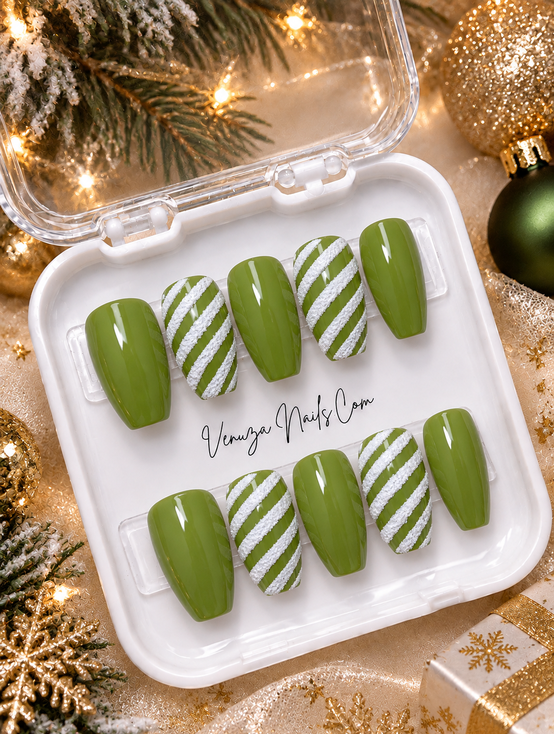 Coffret de 10 press-on nails verts olive et blancs effet neige, nail art festif fait main par Venuza Nails