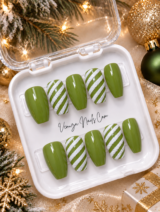 Coffret de 10 press-on nails verts olive et blancs effet neige, nail art festif fait main par Venuza Nails