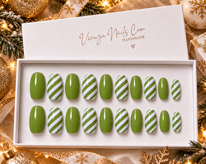 Coffret de 20 press-on nails verts olive et blancs effet neige, nail art festif fait main par Venuza Nails