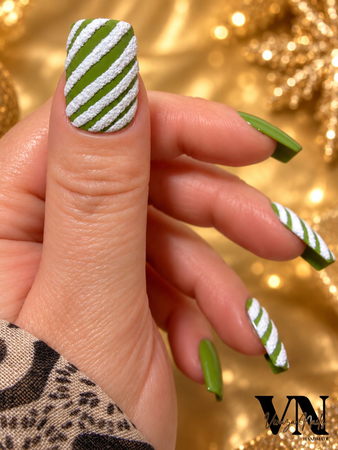 Press-on nails verts olive avec rayures blanches effet neige, forme carrée, manucure festive faite main