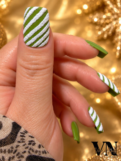 Press-on nails verts olive avec rayures blanches effet neige, forme carrée, manucure festive faite main