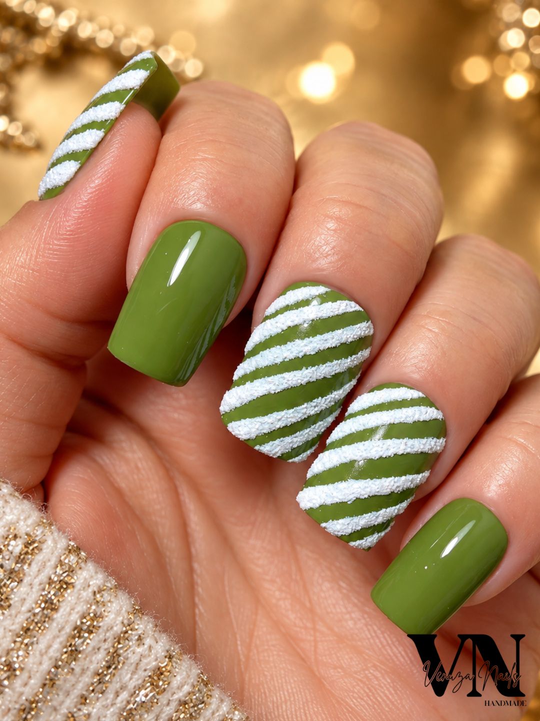 Press-on nails verts olive avec rayures blanches effet neige, forme carrée, manucure festive faite main