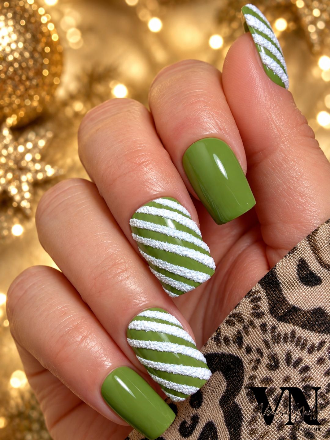 Press-on nails verts olive avec rayures blanches effet neige, forme carrée, manucure festive faite main