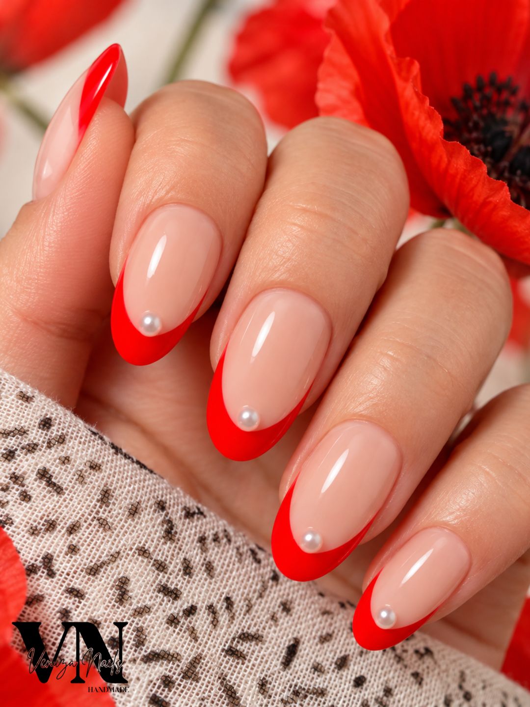 Press-on nails Alicia nude avec French manucure rouge et perles nacrées