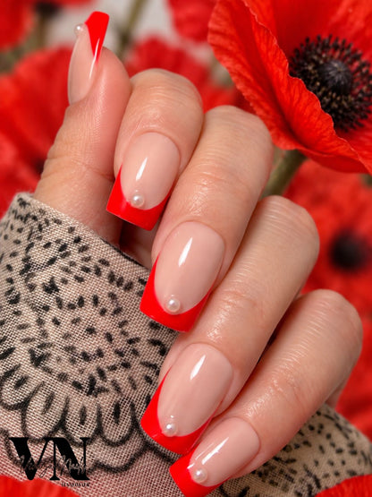 Modèle Alicia porté avec press-on nails nude French rouge et perles nacrées