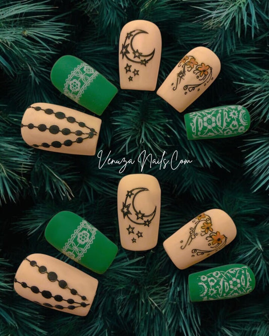 Plongez dans la magie de Noël avec Christmas Moon ✨. Ses ongles vert sapin profond et nude poudré sont sublimés de croissants de lune dorés, étoiles scintillantes et motifs floraux délicats, pour une manucure festive et sophistiquée.