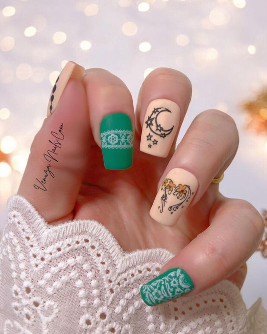 Faites briller vos mains pour les fêtes avec Christmas Moon 🌙. Ce design raffiné mêle symboles célestes, détails dorés et arabesques élégantes sur une base vert sapin et nude poudré, pour un look chic et féerique digne de la saison.