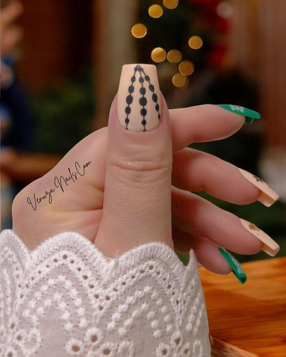 Faites briller vos mains pour les fêtes avec Christmas Moon 🌙. Ce design raffiné mêle symboles célestes, détails dorés et arabesques élégantes sur une base vert sapin et nude poudré, pour un look chic et féerique digne de la saison.