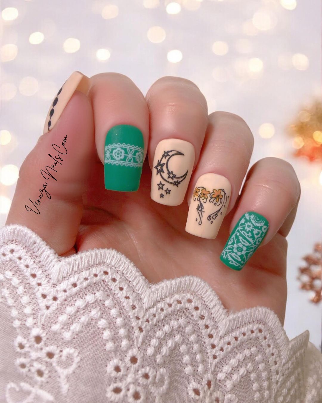 Faites briller vos mains pour les fêtes avec Christmas Moon 🌙. Ce design raffiné mêle symboles célestes, détails dorés et arabesques élégantes sur une base vert sapin et nude poudré, pour un look chic et féerique digne de la saison.