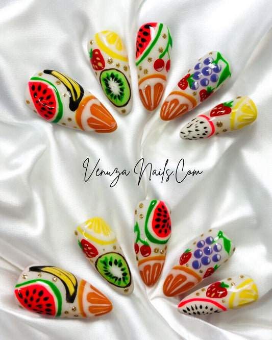 10 ongles press-on, sur une base blanche, un mélange de fruits tels que, bananes, pastèque, orange, fraises, kiwis, citrons, cerises, raisins, et touche dorées