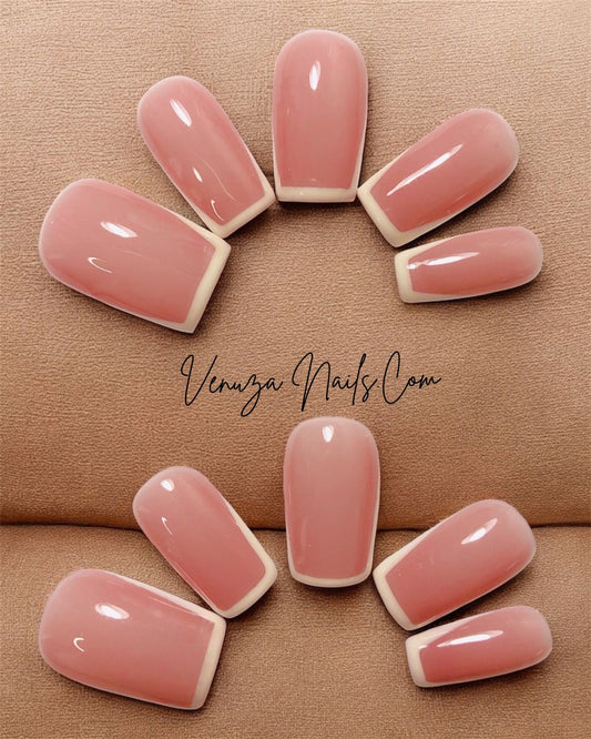 main de femme portant un set de dix ongles sur fond de cuir marron, french contour en carré medium, french manucure moderne et tres chic