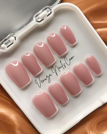 boite blanche contenant un set de dix ongles avec une french contour en carré medium, french manucure moderne et tres chic